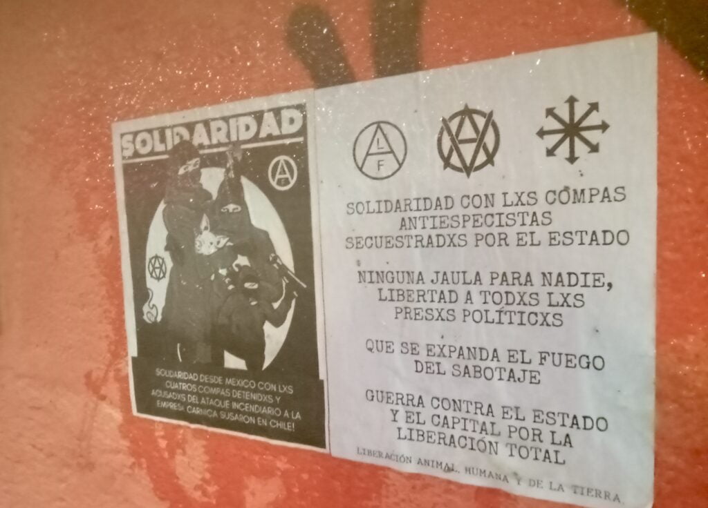 Solidaridad con lxs compas antiespecistas sequestradxs por el Estado. Ninguna jaula para nadie, libertad a todxs lxs presxs politicxs Que se expanda el fuego del sabotaje Guerra contra el Estado y el capital por la liberacion total Liberacion animal, humana y de la tierra