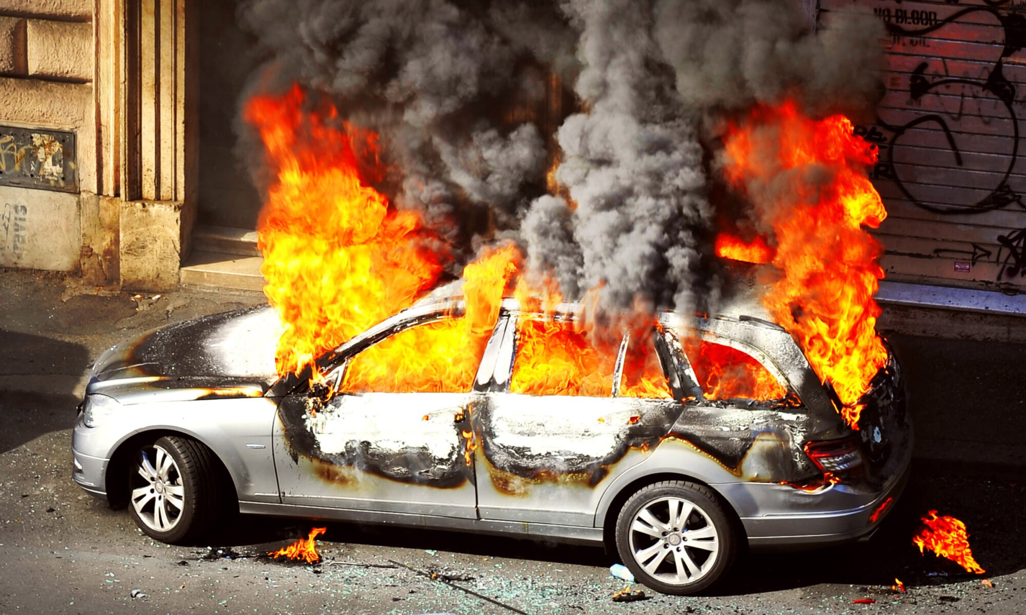 Машинка горит lg. Машина в огне. Возгорание автомобиля. Горящая машина обои.